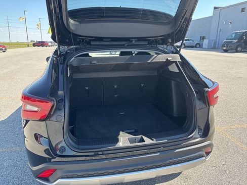 Used 2025 Chevrolet Trax LT w/ LT Convenience Package FWD image 9