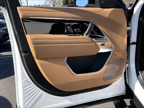 Used 2023 Land Rover Range Rover Long Wheelbase SE image 25