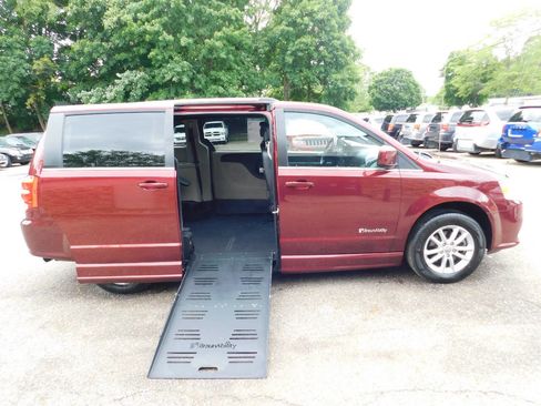 Used 2018 Dodge Grand Caravan SXT image 2