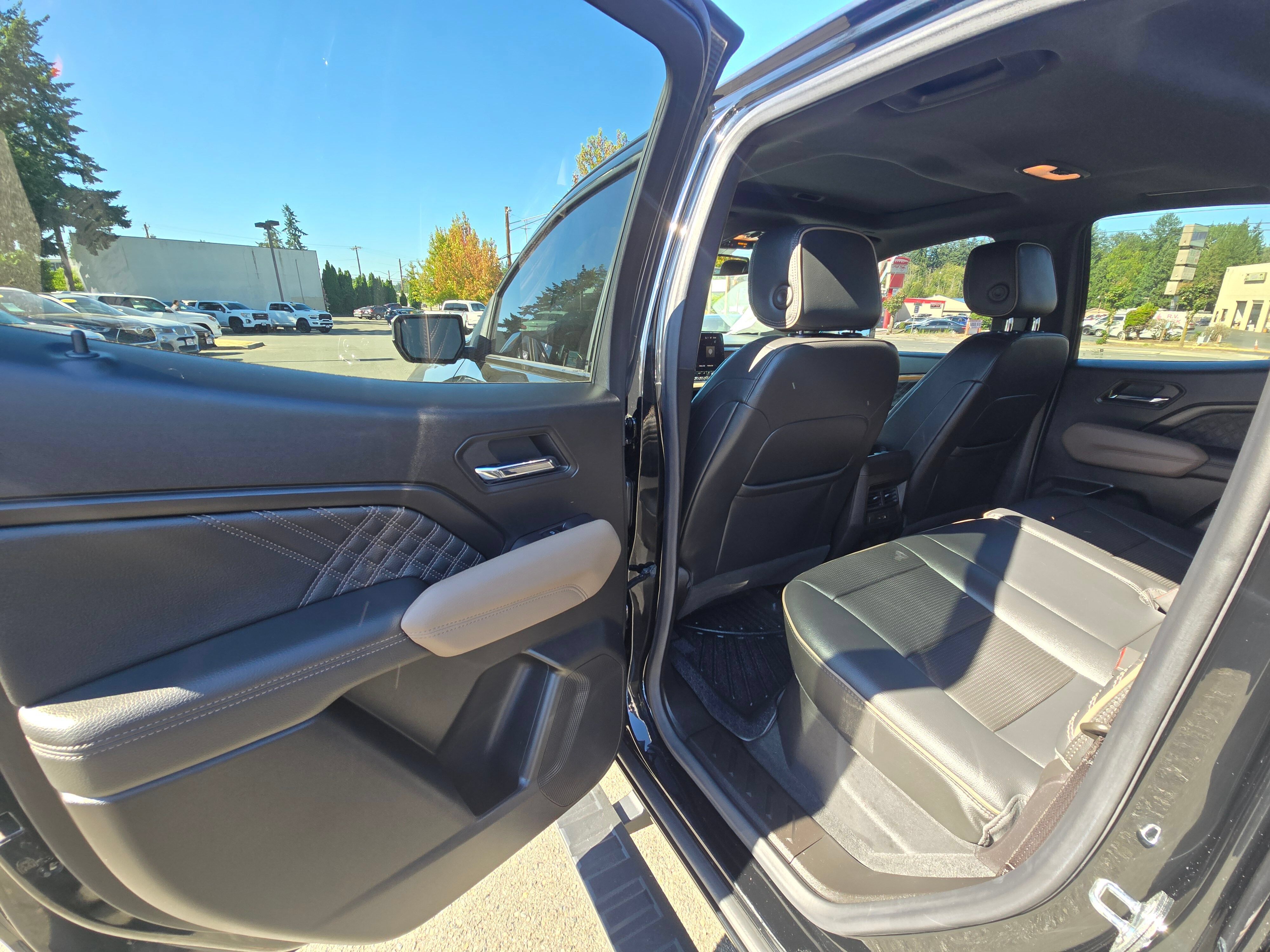 Used 2023 GMC Canyon Denali w/ Denali Black Edition AWD/4WD image 15