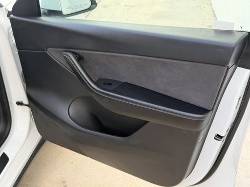 Used 2021 Tesla Model Y Long Range AWD/4WD image 33