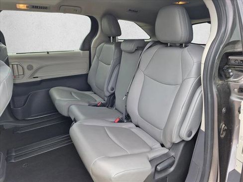Used 2022 Toyota Sienna XLE FWD image 16