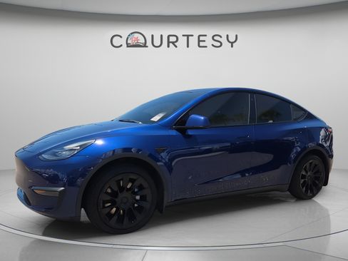 Used 2022 Tesla Model Y Long Range AWD/4WD image 1