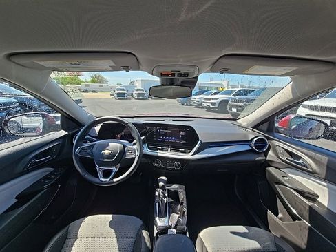 Used 2025 Chevrolet Trax LT w/ LT Convenience Package FWD image 2