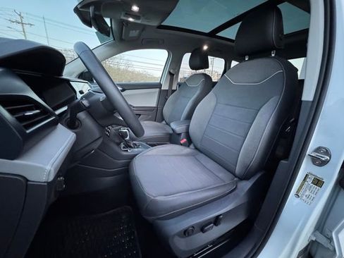 Certified 2024 Volkswagen Taos SE w/ Panoramic Sunroof Package image 30