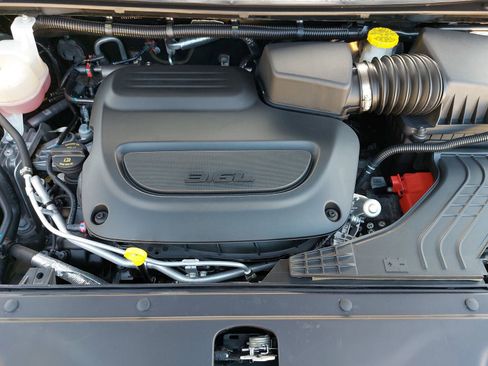 Used 2025 Chrysler Pacifica Select image 34