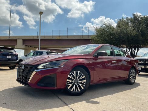Used 2025 Nissan Altima 2.5 SV FWD image 2