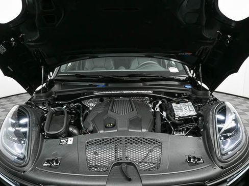 Certified 2025 Porsche Macan image 35