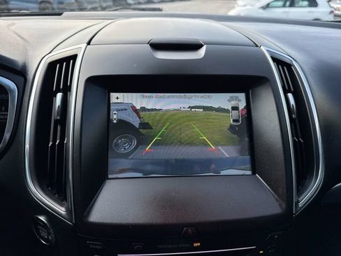 Used 2018 Ford Edge Titanium w/ Equipment Group 302A AWD/4WD image 15