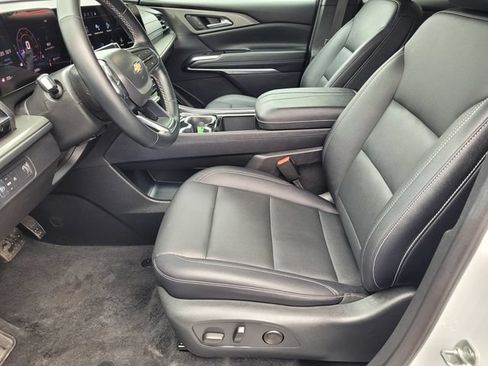 Used 2025 Chevrolet Traverse LT FWD image 17