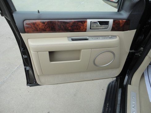 Used 2006 Lincoln Navigator Luxury image 3