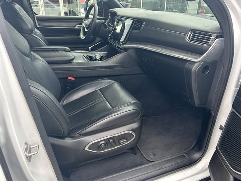 Used 2024 Jeep Wagoneer L Series II image 18