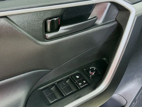 Used 2021 Toyota RAV4 LE image 21