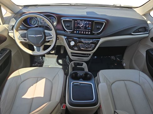 Used 2020 Chrysler Pacifica Limited image 9