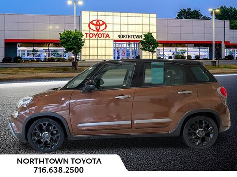 Used 2018 FIAT 500L Trekking w/ Urbana Appearance Package image 3