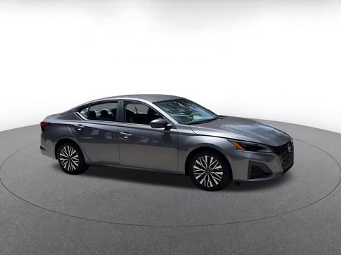 Used 2026 Nissan Altima 2.5 SV FWD image 2