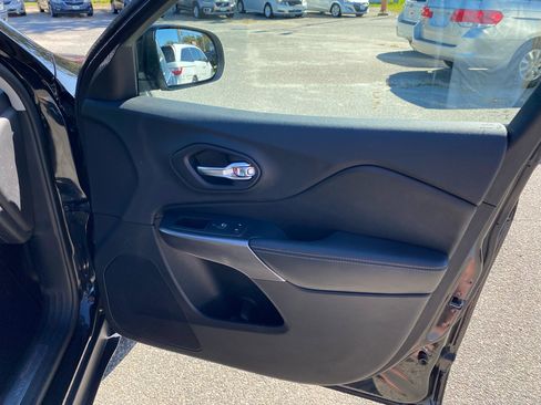 Used 2019 Jeep Cherokee Limited image 16