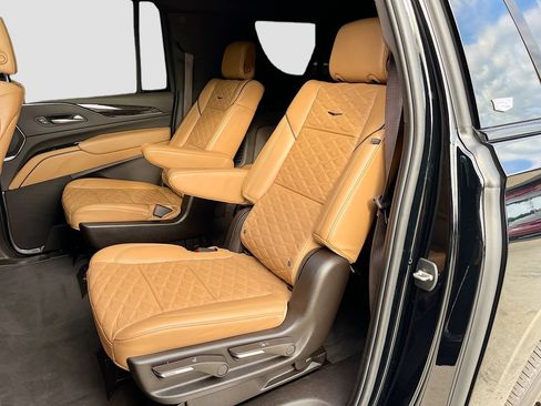 Used 2024 Cadillac Escalade ESV Sport w/ LPO, ONYX Package AWD/4WD image 31