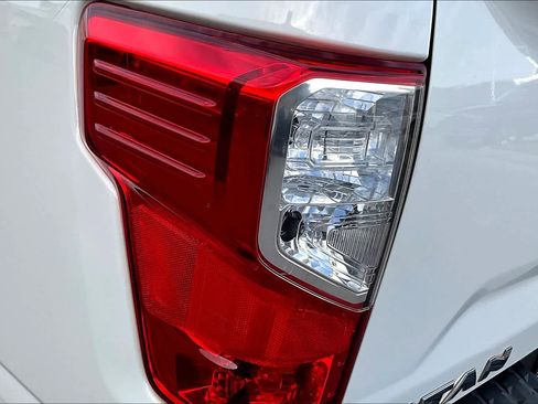 Used 2018 Nissan Titan SV image 27