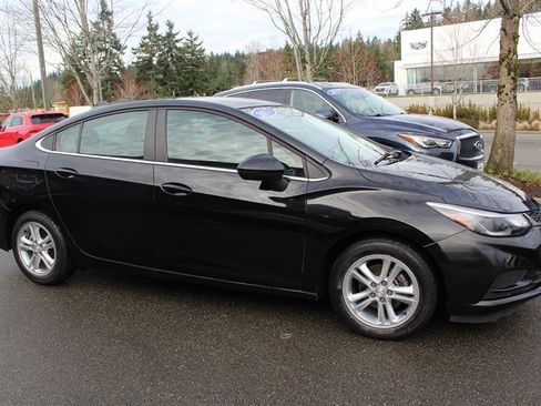 Used 2017 Chevrolet Cruze LT image 6