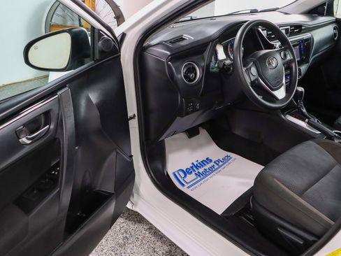 Used 2019 Toyota Corolla LE image 3
