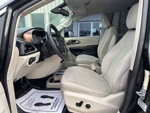 Used 2017 Chrysler Pacifica Touring FWD image 12