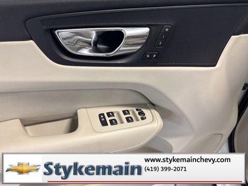 Used 2018 Volvo XC60 T6 Momentum w/ Convenience Package image 41