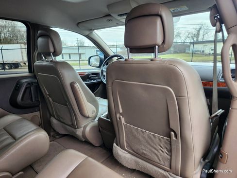 Used 2014 Chrysler Town & Country Touring image 48