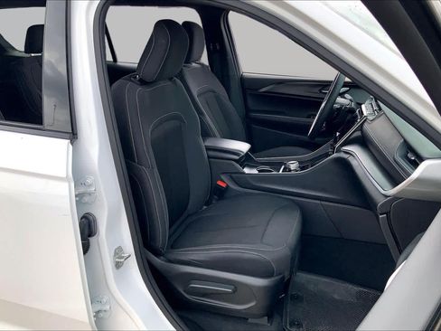 Used 2024 Jeep Grand Cherokee L Laredo RWD image 6
