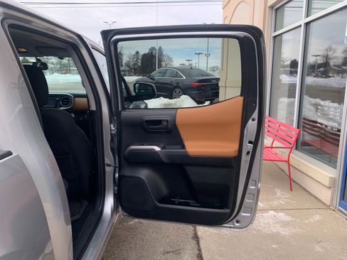 Used 2017 Toyota Tacoma SR5 w/ Tow Package RWD image 29