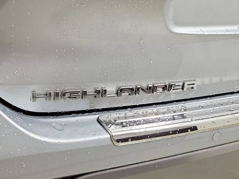 Used 2023 Toyota Highlander Platinum FWD image 9