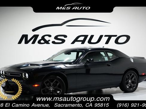 Used 2017 Dodge Challenger SXT Plus image 1
