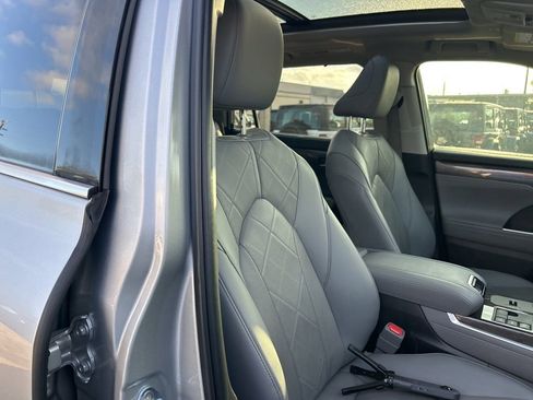 Used 2024 Toyota Highlander Platinum FWD image 23