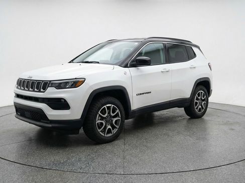 Used 2025 Jeep Compass Trailhawk image 3