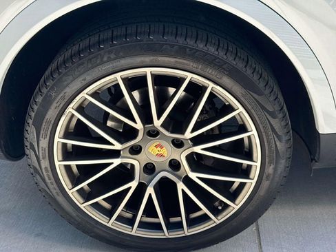 Certified 2022 Porsche Cayenne Platinum Edition AWD/4WD image 8