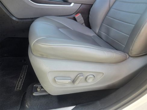 Used 2022 Toyota Highlander XLE image 10