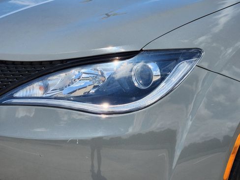 Used 2020 Chrysler Pacifica Touring w/ S Appearance Package FWD image 9