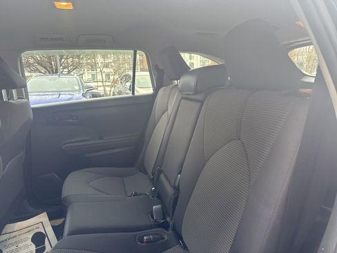 Used 2021 Toyota Highlander LE image 32