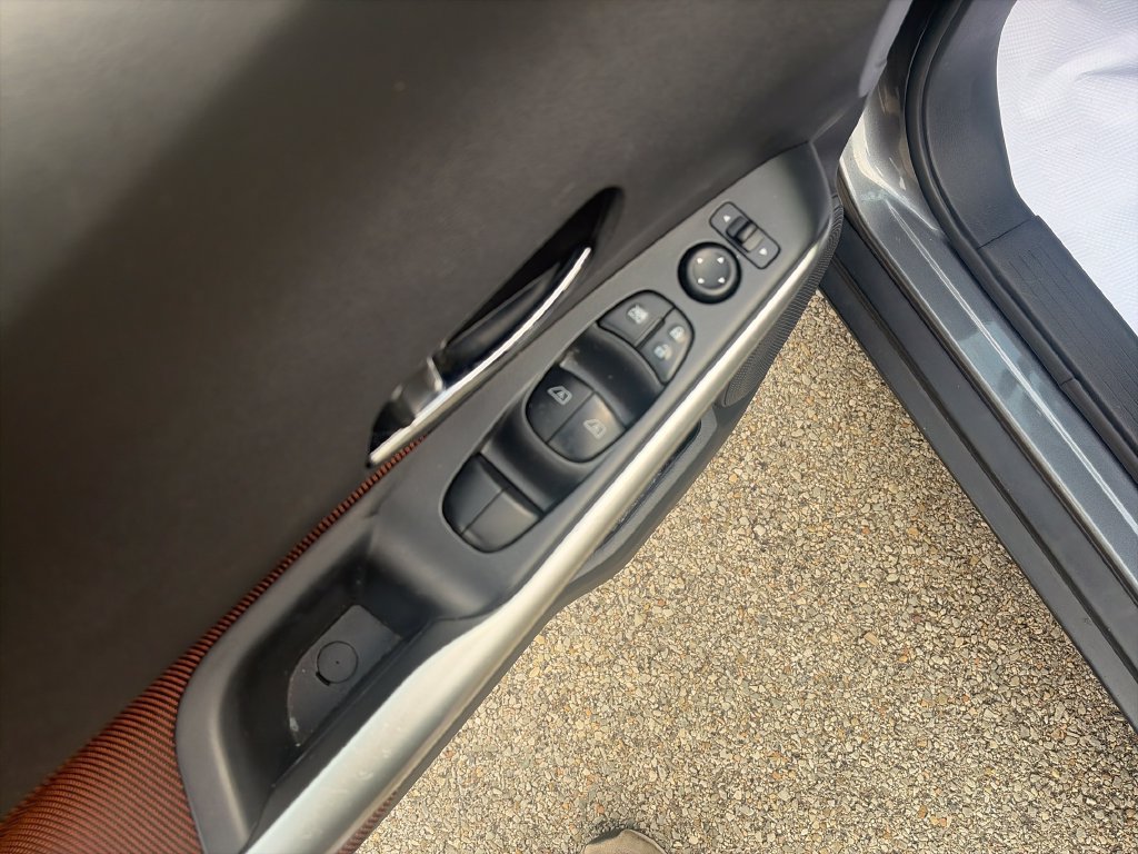 Used 2019 Nissan Kicks SR FWD image 12