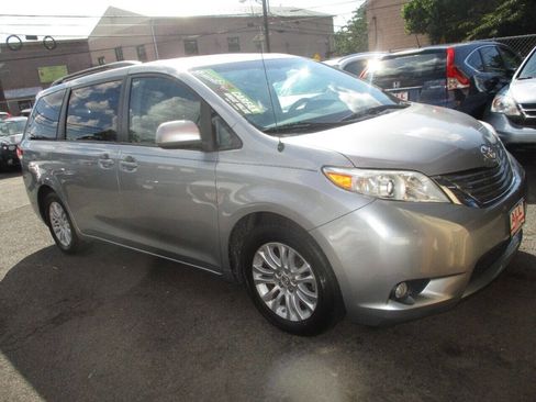 Used 2014 Toyota Sienna XLE image 8