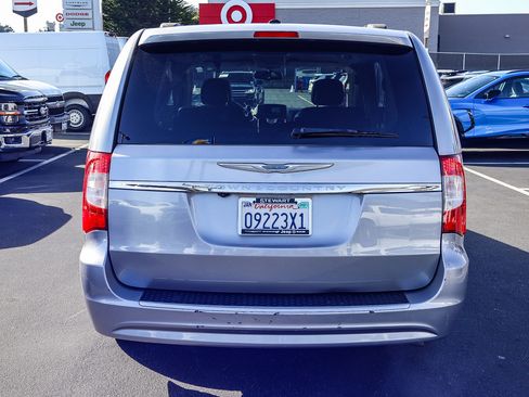 Used 2016 Chrysler Town & Country Touring w/ Driver Convenience Group image 23