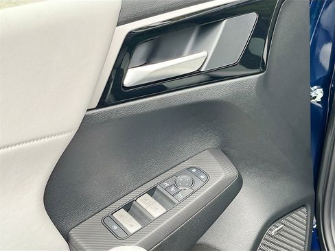 New 2025 Mitsubishi Outlander SE image 17