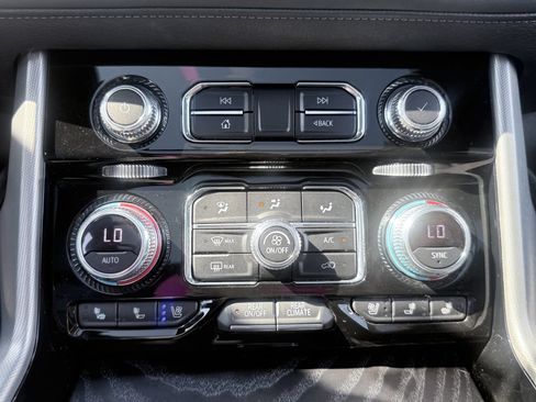 Used 2022 GMC Yukon Denali w/ Denali Ultimate Package AWD/4WD image 12