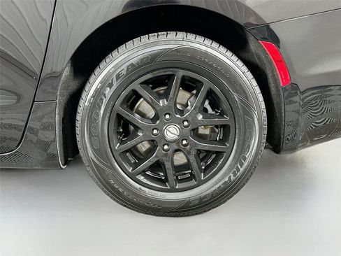 Used 2025 Chrysler Pacifica Select FWD image 30