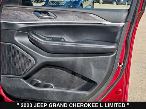 Used 2023 Jeep Grand Cherokee L Limited w/ Black Appearance Package image 33