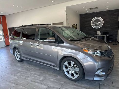 Used 2014 Toyota Sienna SE FWD image 4