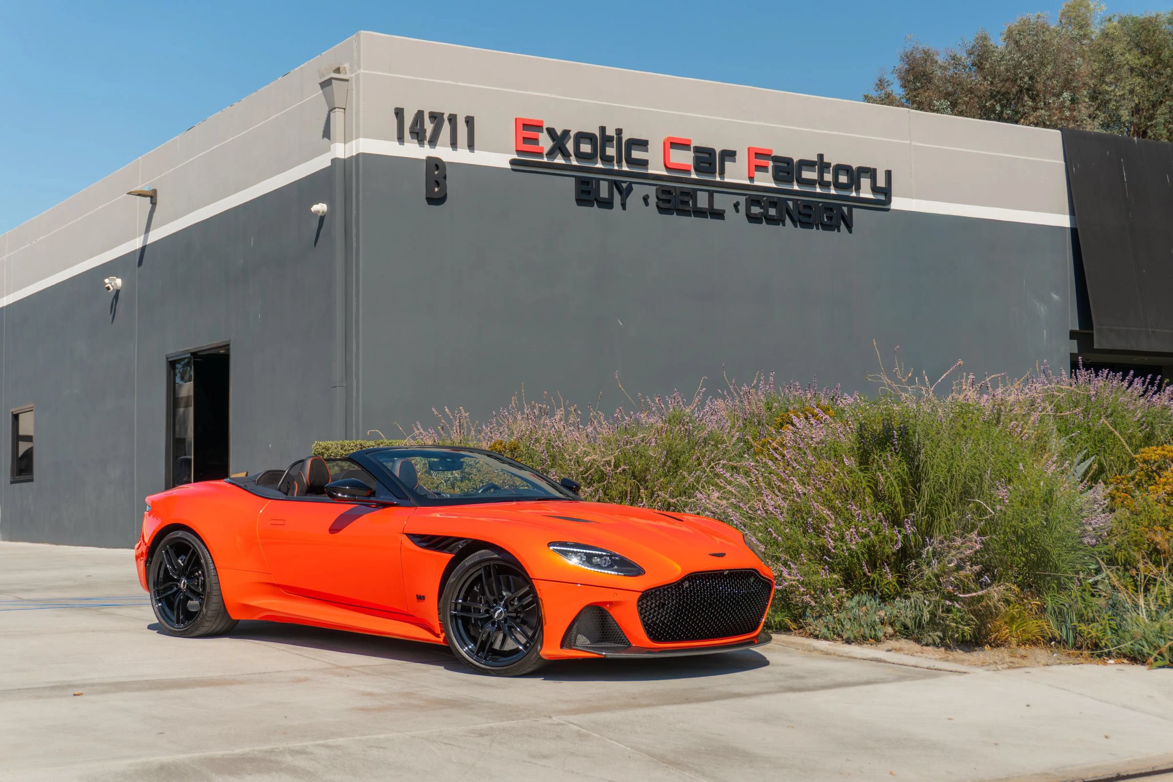Used 2023 Aston Martin DBS Superleggera Volante RWD image 1