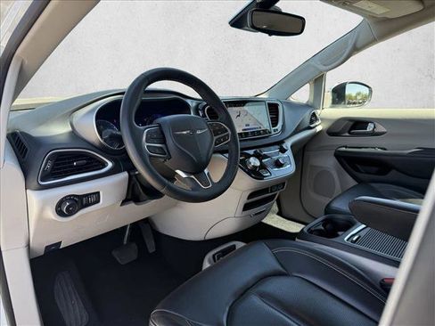 Used 2023 Chrysler Pacifica Touring-L FWD image 10