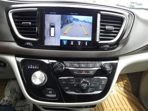 Used 2018 Chrysler Pacifica Touring-L w/ Advanced Safetytec Group FWD image 13