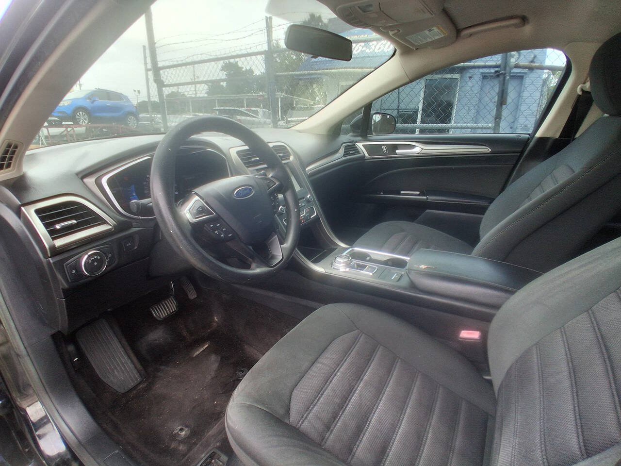 Used 2017 Ford Fusion SE w/ Fusion SE Technology Package FWD image 13